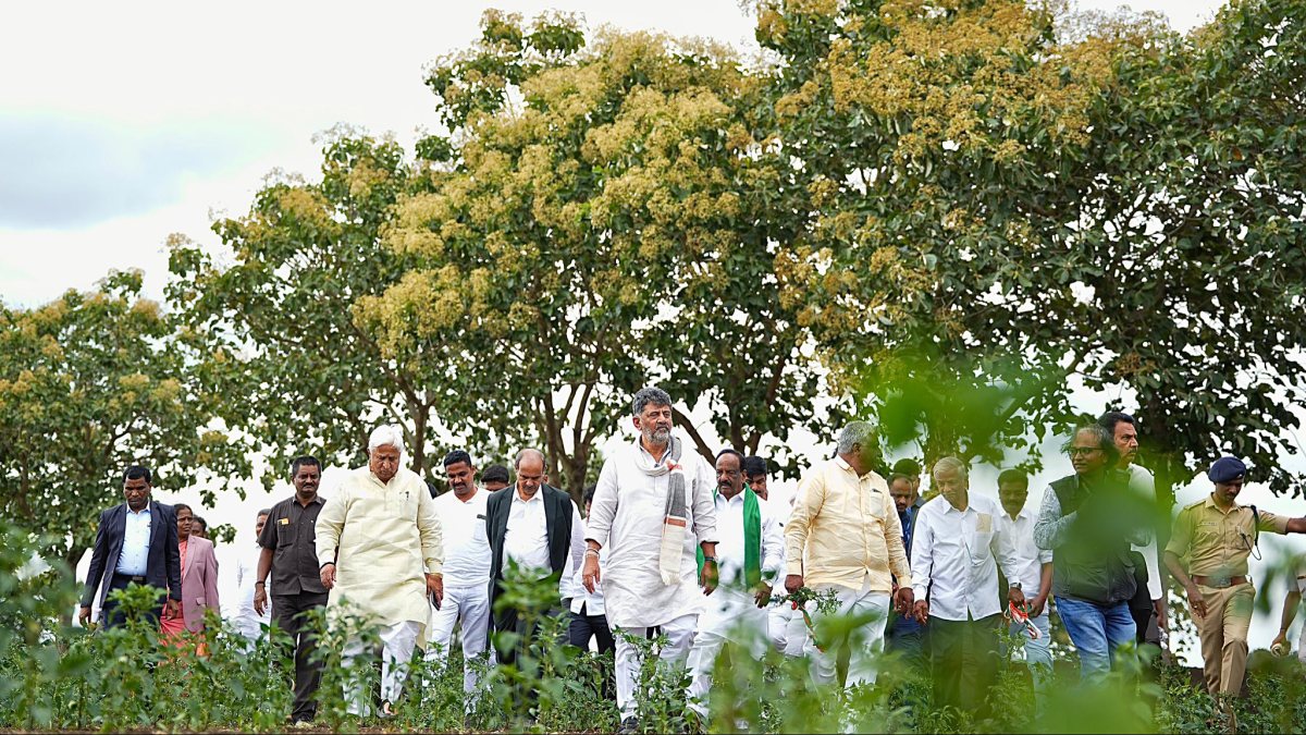 Karnataka CM inspects drought-hit areas in Gadag