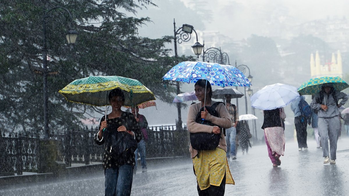 Heavy rain lashes Shimla, locals brave downpour with umbrellas