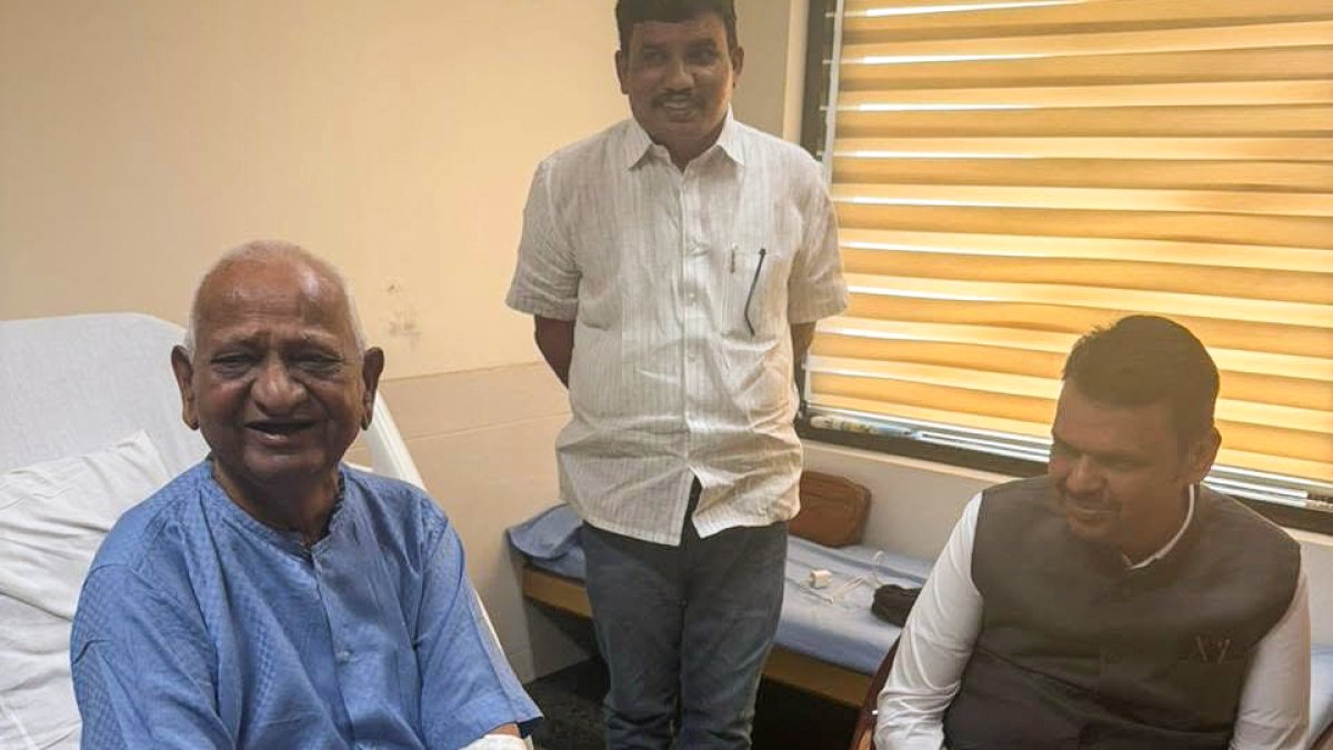 Maharashtra CM Fadnavis meets Anna Hazare at Bombay Hospital