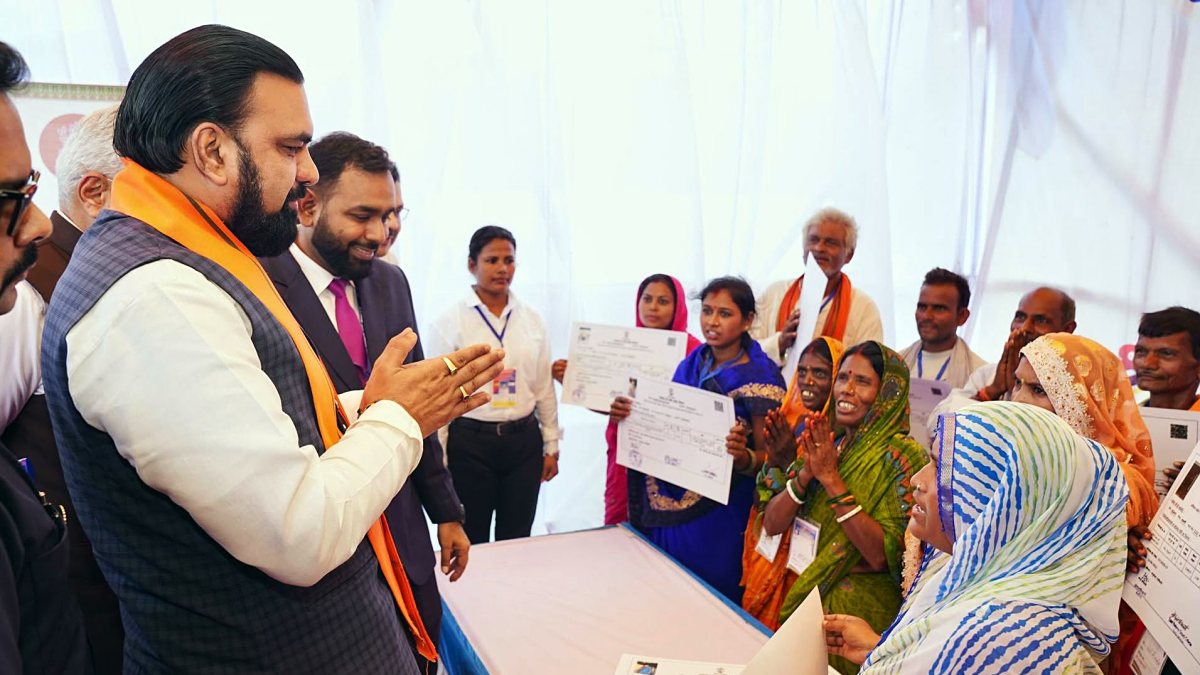 Bihar CM hears public grievances at Motihari Sahyog Camp