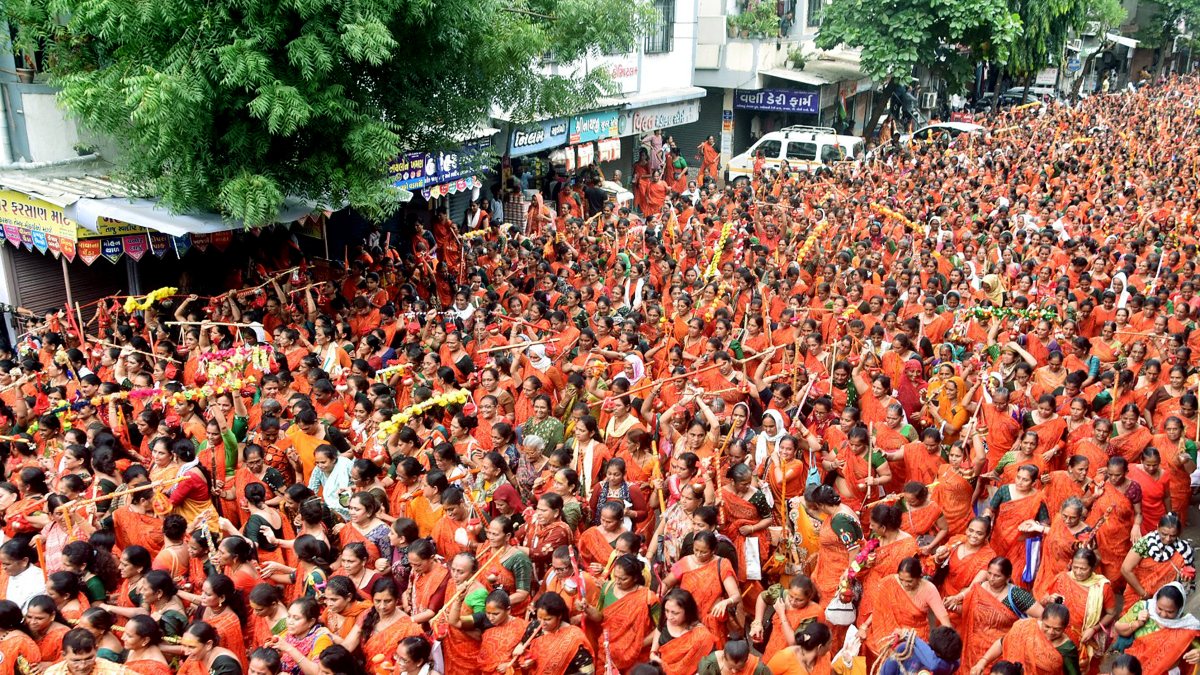 5000 women kawariyas carry holy water in Surat procession