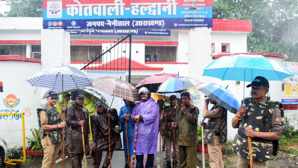 Police stand guard as Congress leaders seek Rahul Gandhi FIR update