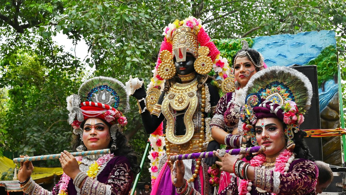 Krishna idols and tableaux dazzle at Delhi Janmashtami yatra
