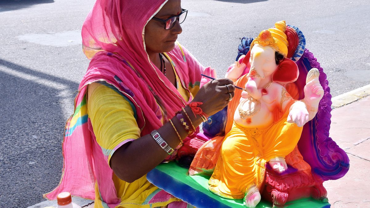 Artist puts final touches on Ganesha idol in Bikaner