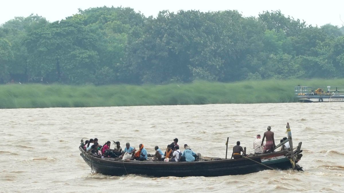 Bihar flood victims arrive by boat in Patna