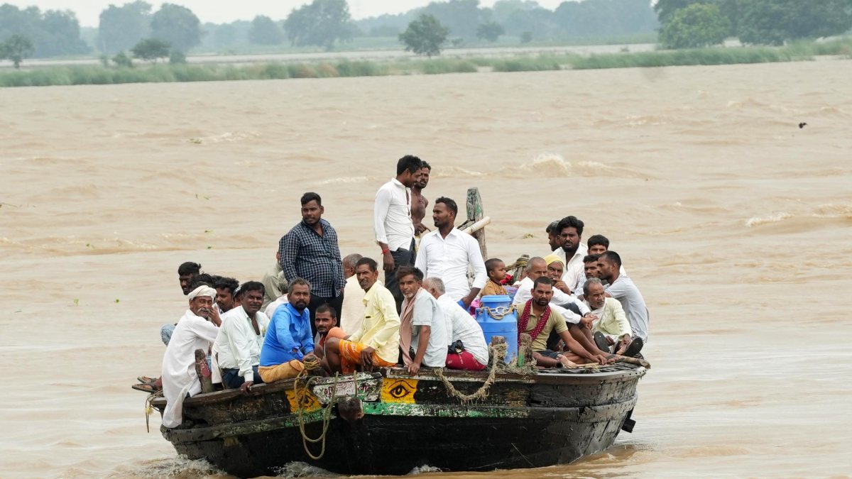 Bihar flood victims arrive by boat in Patna