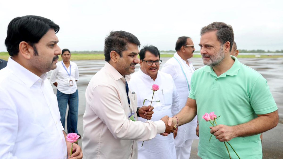 Rahul Gandhi gets warm welcome in Nashik