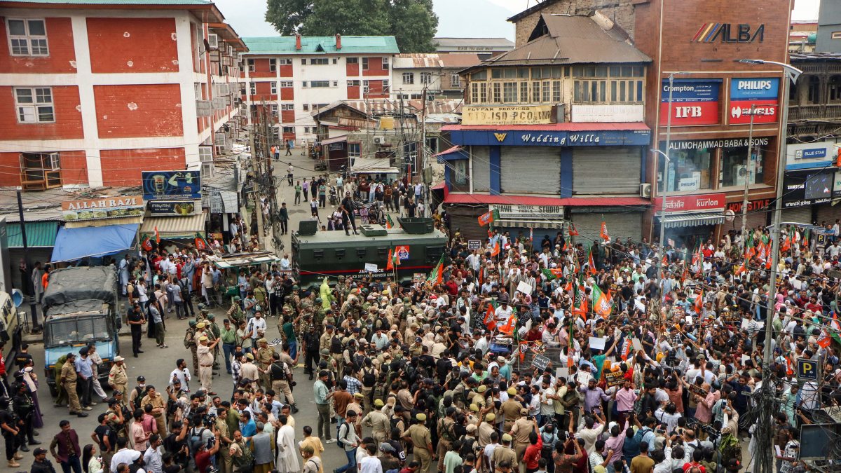 BJP workers scuffle with security during Srinagar protest march