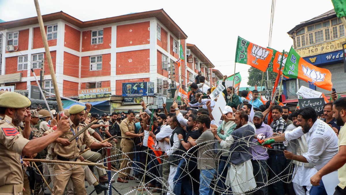 CRPF lathi-charge BJP workers in Srinagar protest