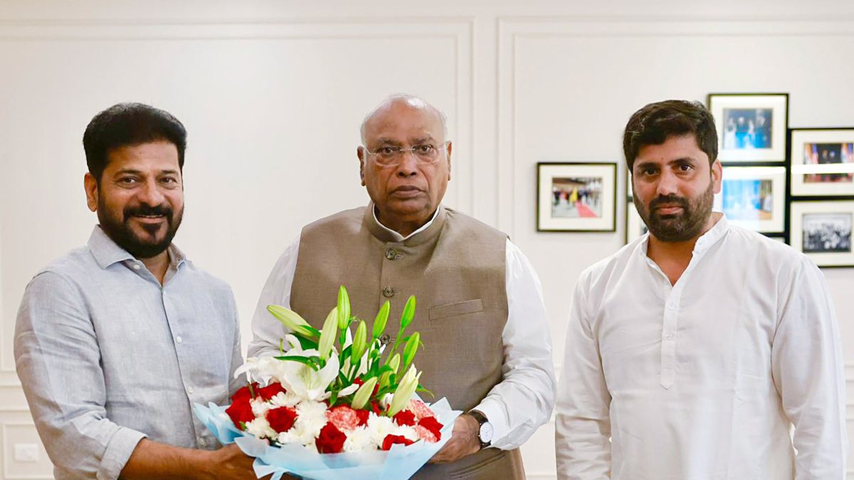 Revanth Reddy meets Kharge in New Delhi