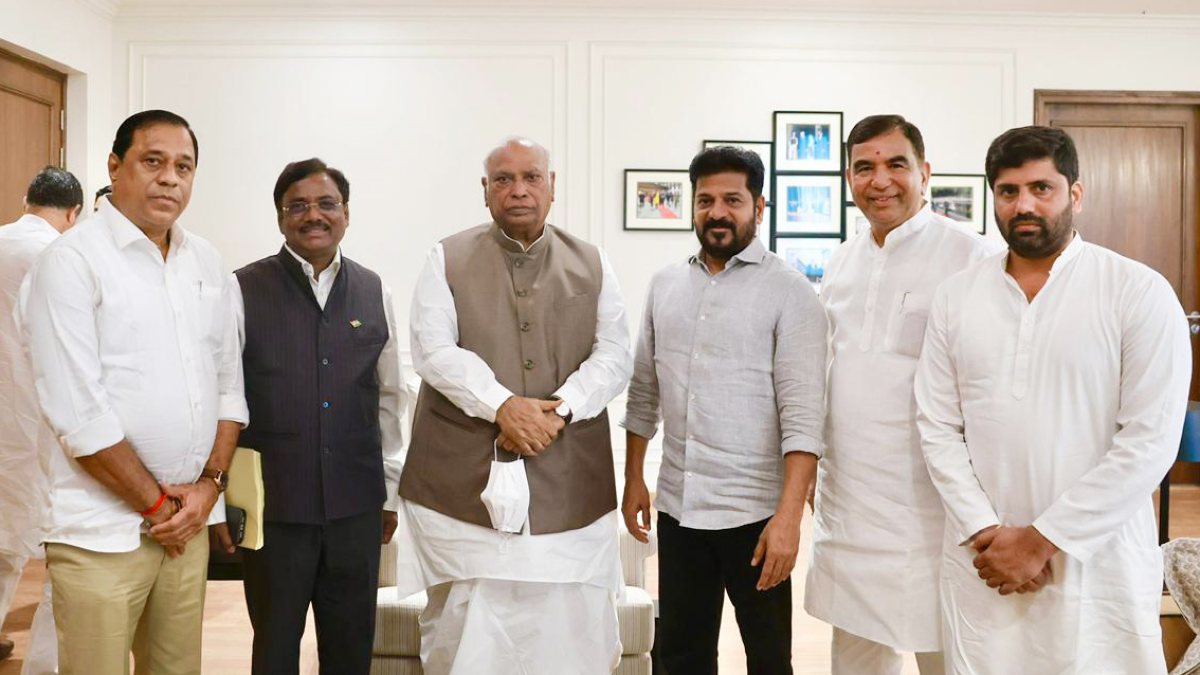 Revanth Reddy meets Kharge in New Delhi