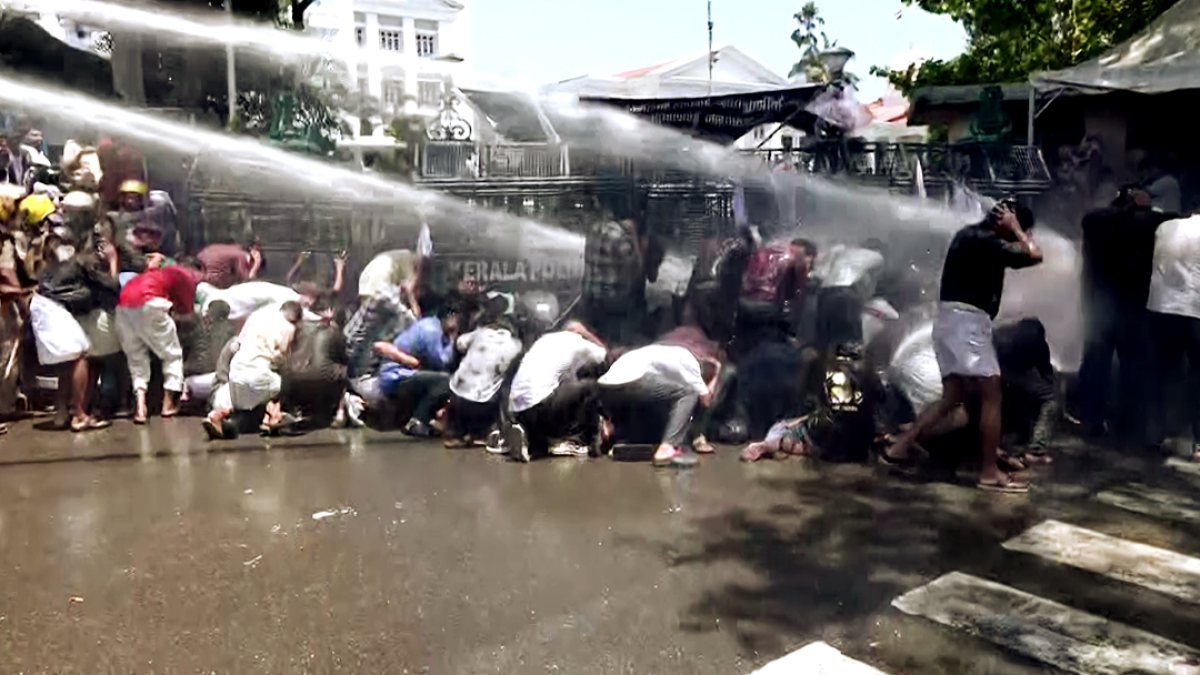 Police water cannon disperse SFI march in Thiruvananthapuram