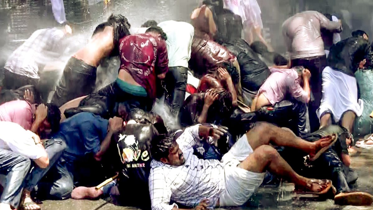 Water canon fired at SFI marchers in Thiruvananthapuram