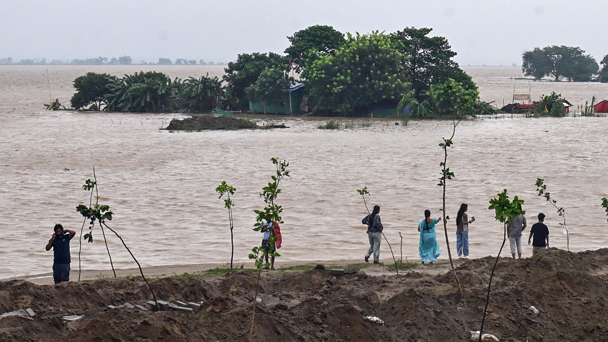 Ganga water level rises sharply at Patna's LCT Ghat