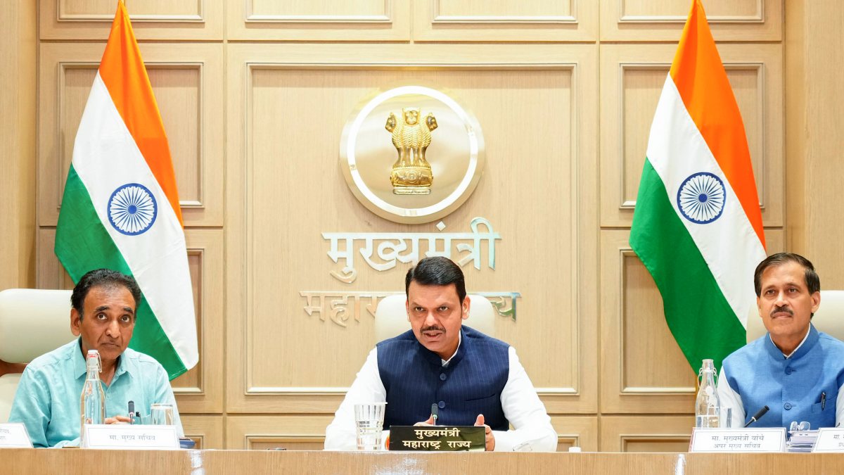 Fadnavis chairs IIM Mumbai meeting at Varsha Bungalow