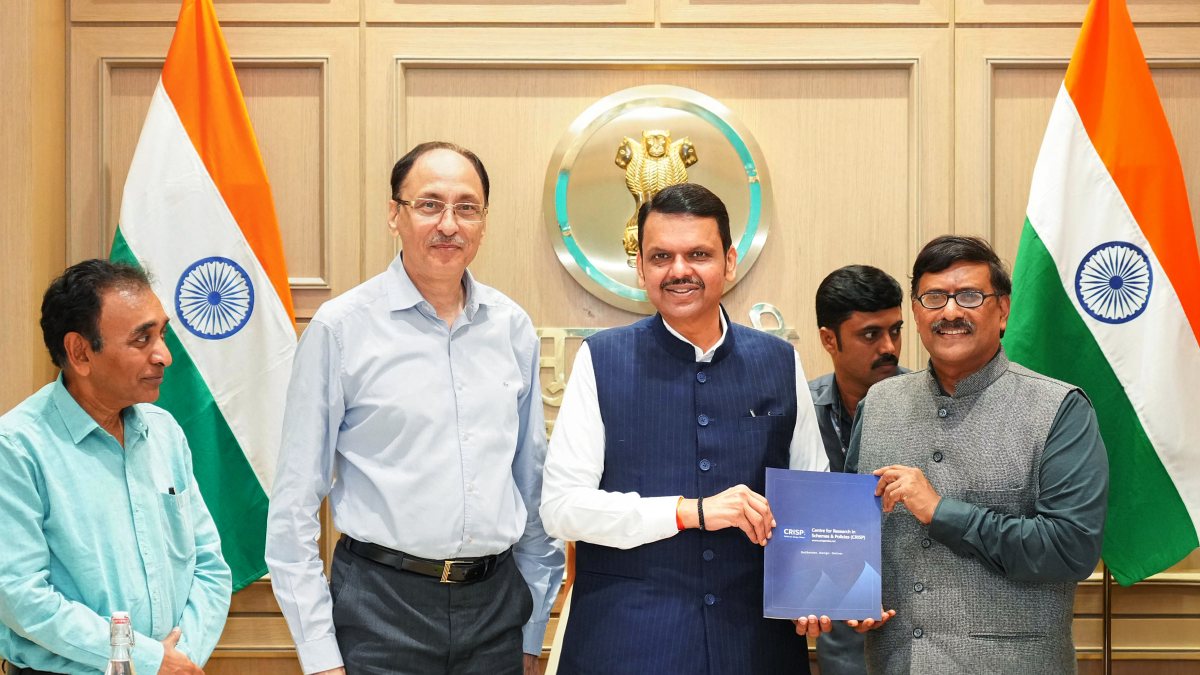 Maharashtra CM chairs IIM Mumbai meeting at Varsha Bungalow