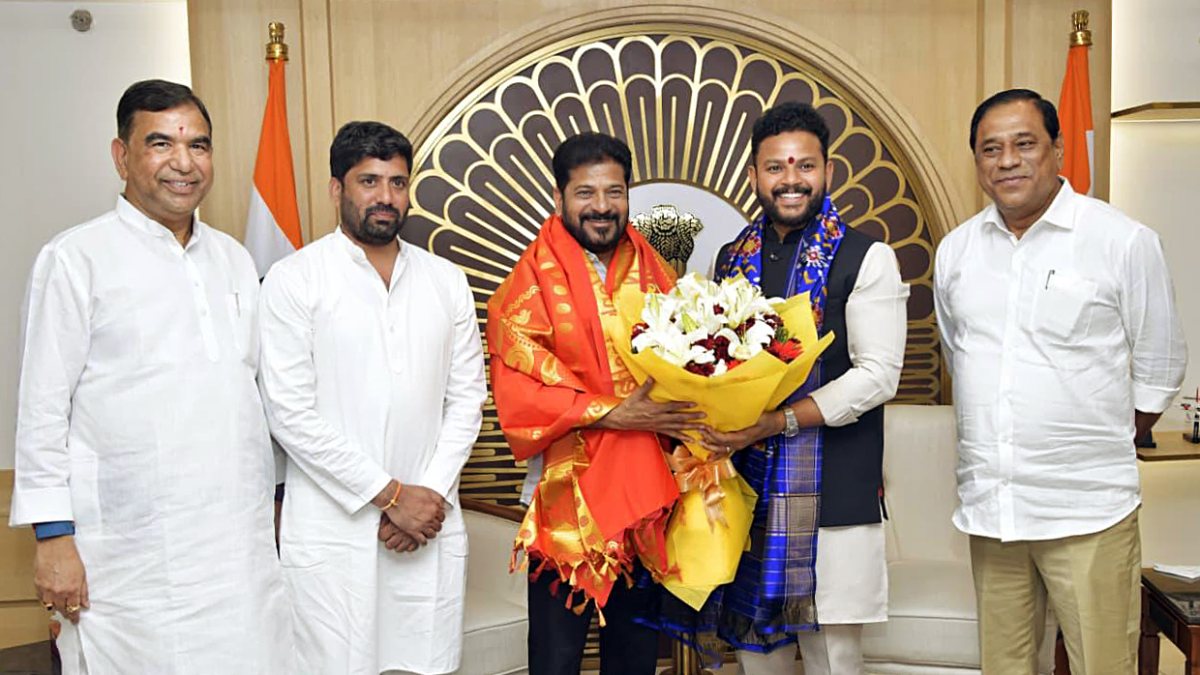 Revanth Reddy felicitated by Union minister in Delhi