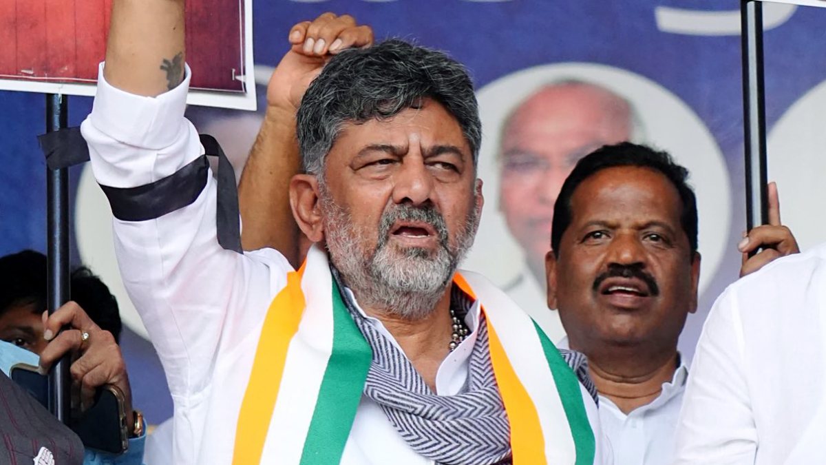Karnataka CM raises fist at KPCC protest over Rahul Gandhi FIR