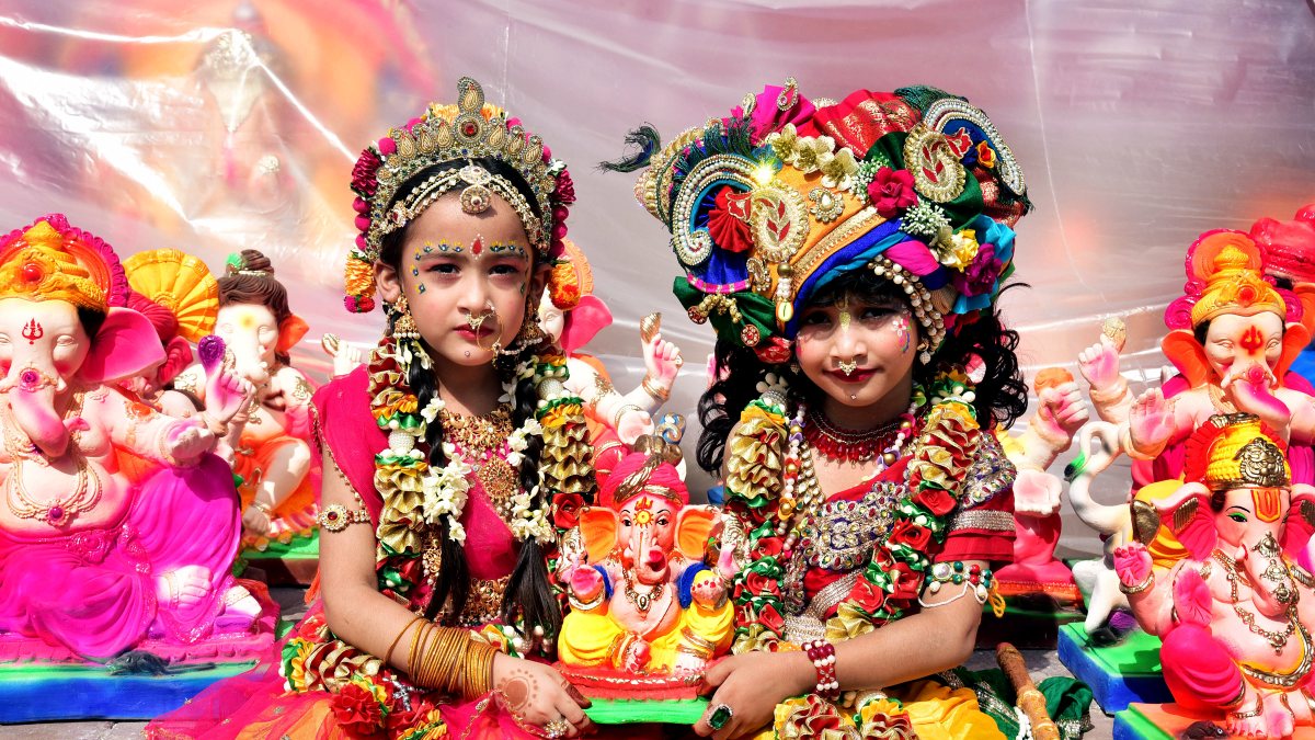 Kids in Krishna-Radha costumes hold Ganesha idol in Bikaner