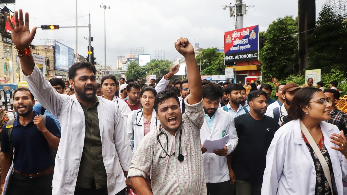 MBBS doctors protest in Lucknow demanding equal pay under service bonds