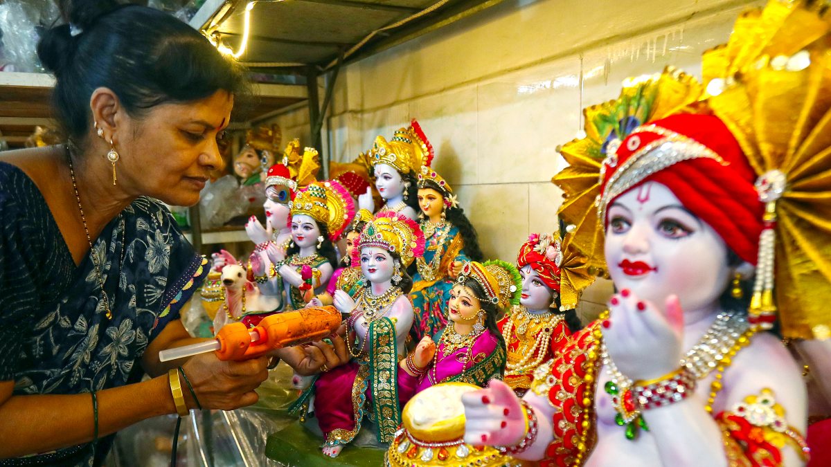 Artists put finishing touches on Krishna idol ahead of Janmashtami