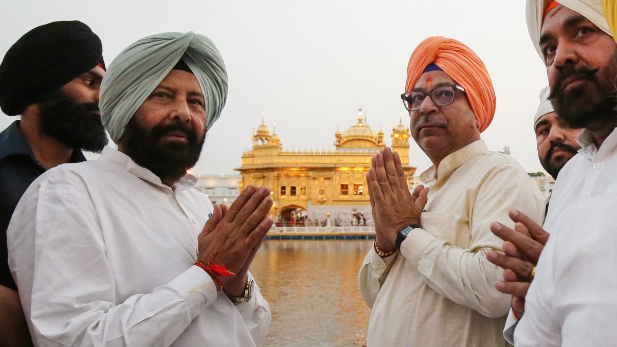 BJP Punjab in-charge Satish Poonia offers prayers at Golden Temple