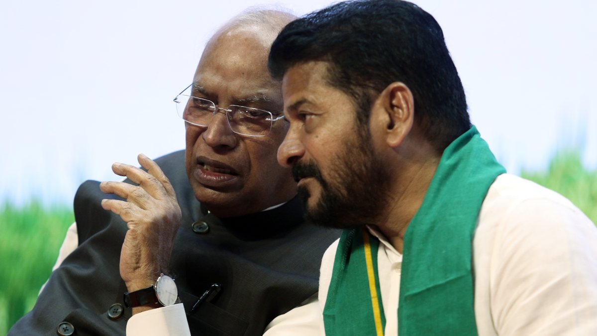 Telangana CM Reddy meets Kharge at award ceremony in Delhi