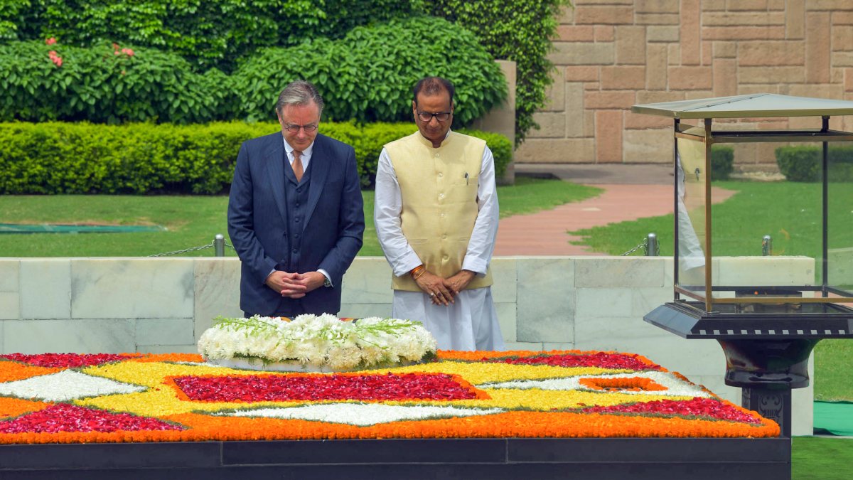 Belgian PM De Wever pays tribute at Rajghat