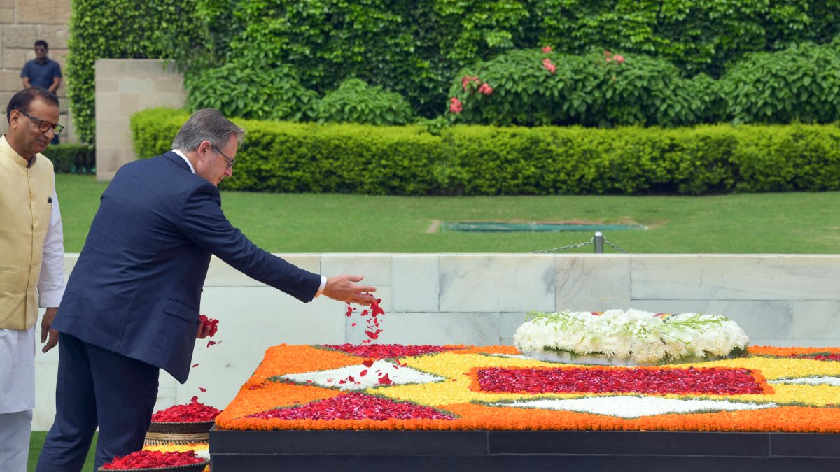 Belgian PM Bart De Wever pays tribute at Rajghat