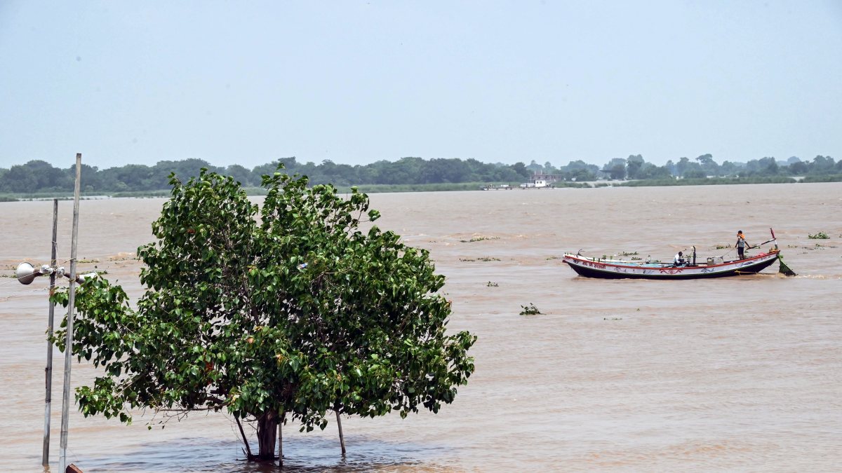 Ganga waters submerge Patna homes and farmlands