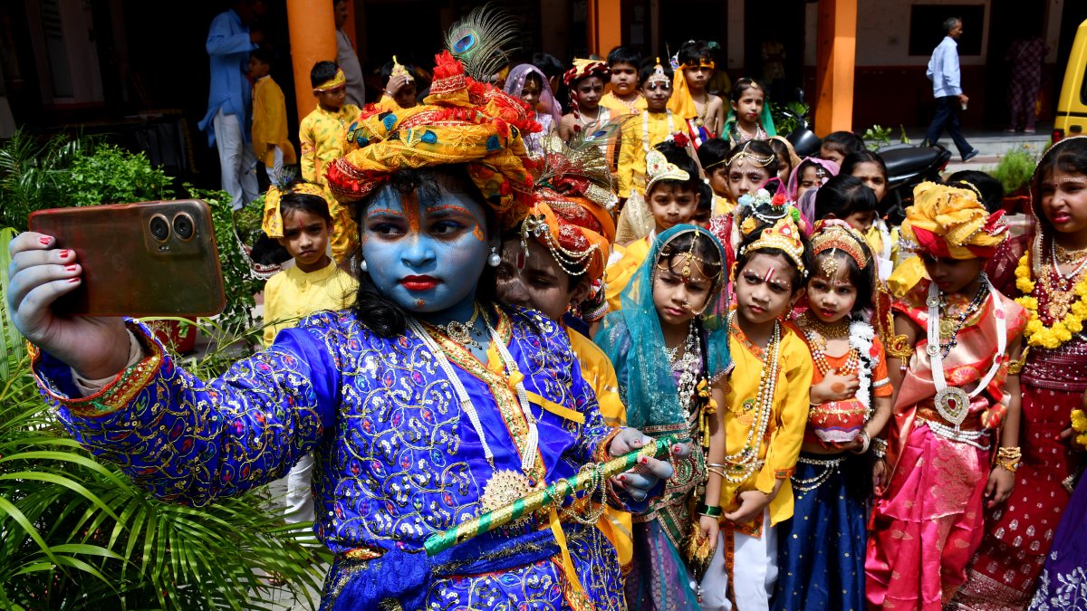 Kids in Krishna-Radha costumes take selfie ahead of Janmashtami