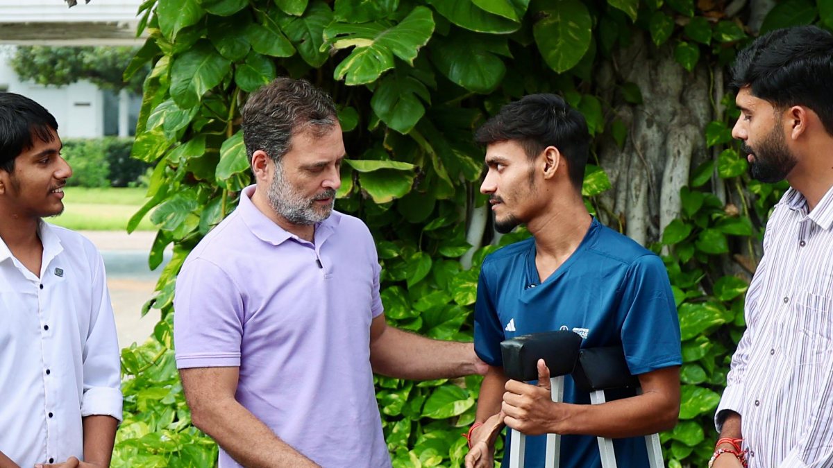 Rahul Gandhi meets injured Bihar students in Delhi
