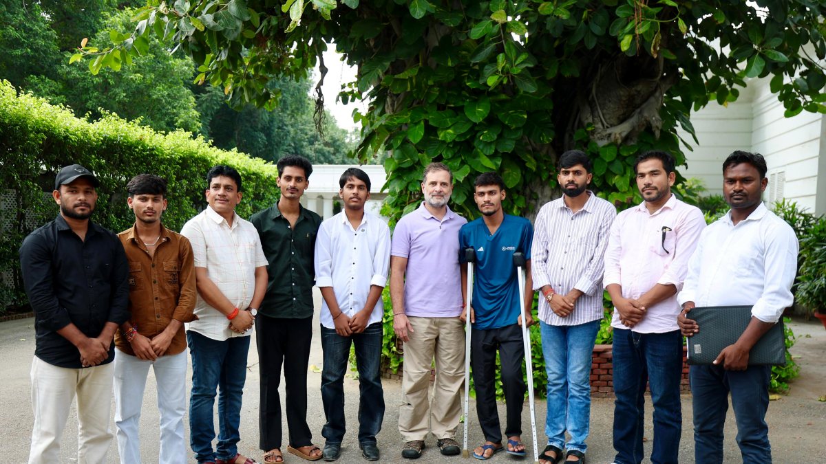 Rahul Gandhi meets Bihar students injured in protest