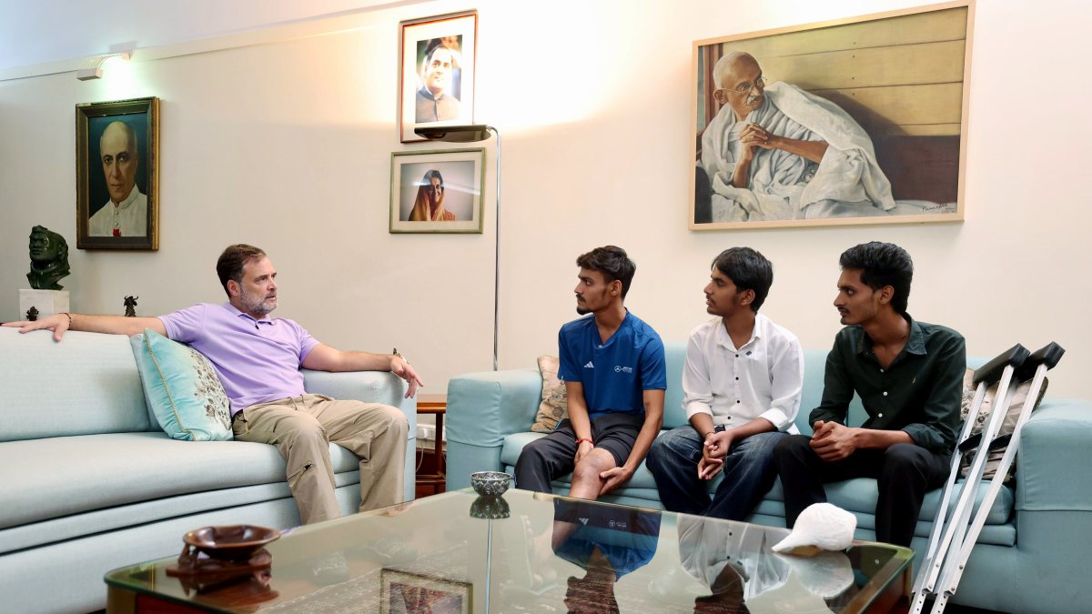 Rahul Gandhi meets Bihar students injured in protests