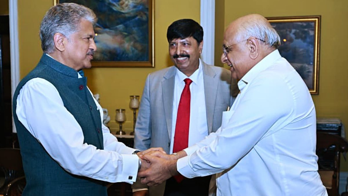 Mahindra meets Gujarat CM at Vibrant Summit roadshow