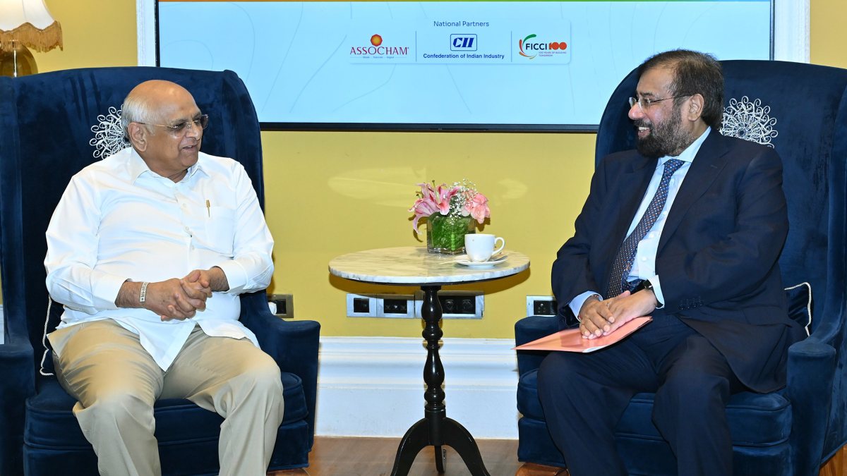 Gujarat CM meets industry leaders at Mumbai roadshow