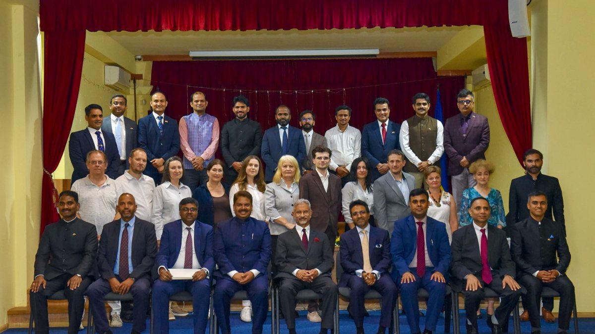 Jaishankar meets India in Ukraine team in Kyiv