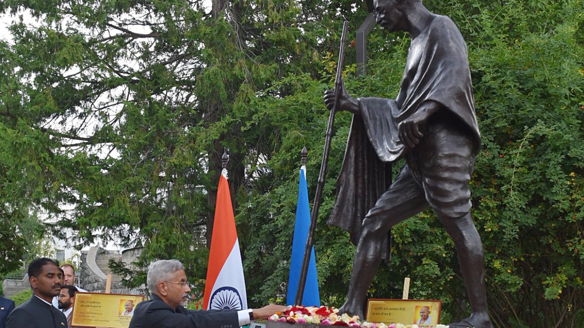 Jaishankar pays tribute to Gandhi statue in Kyiv