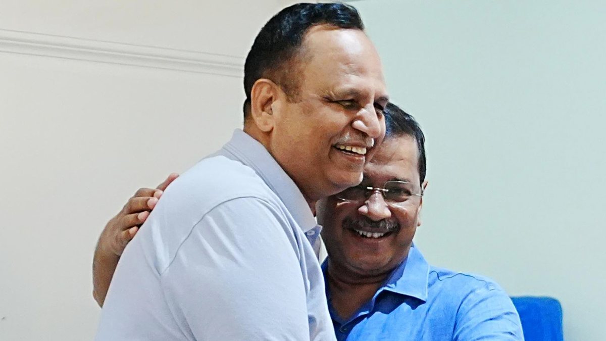 AAP's Satyendar Jain meets Kejriwal after release