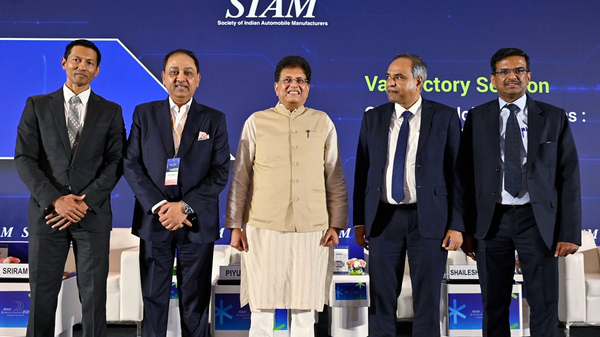 Piyush Goyal poses with auto industry leaders at SIAM convention