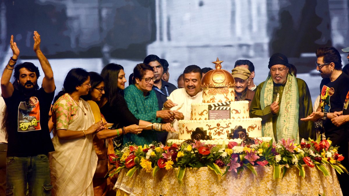 West Bengal CM joins celebrations for Uttam Kumar centenary