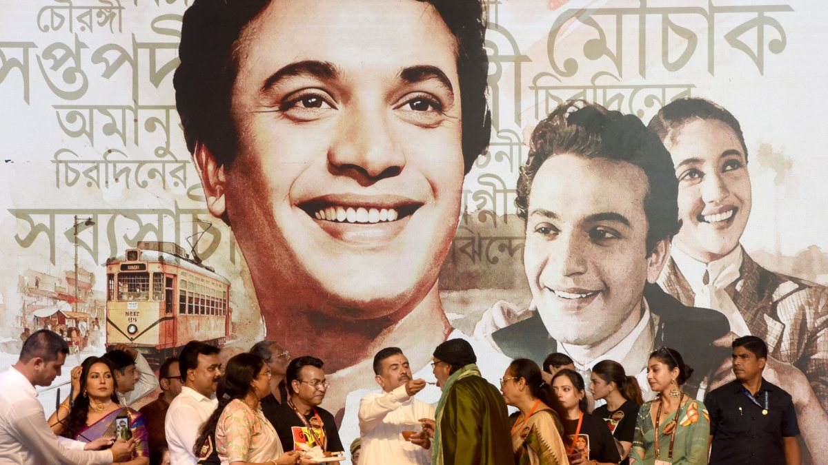 BJP's Suvendu Adhikari offers cake to Mithun at Uttam Kumar event