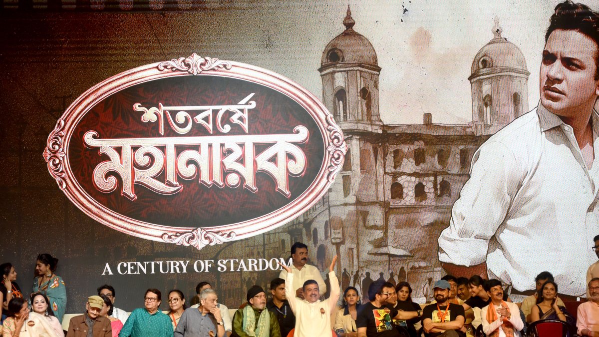 West Bengal CM, Mithun Chakraborty honour Uttam Kumar centenary