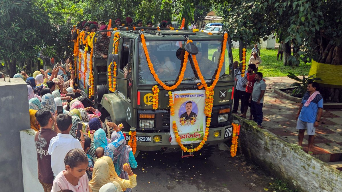 Mortal remains of Para Commando Naik Ajay Kumar arrive in Akhnoor