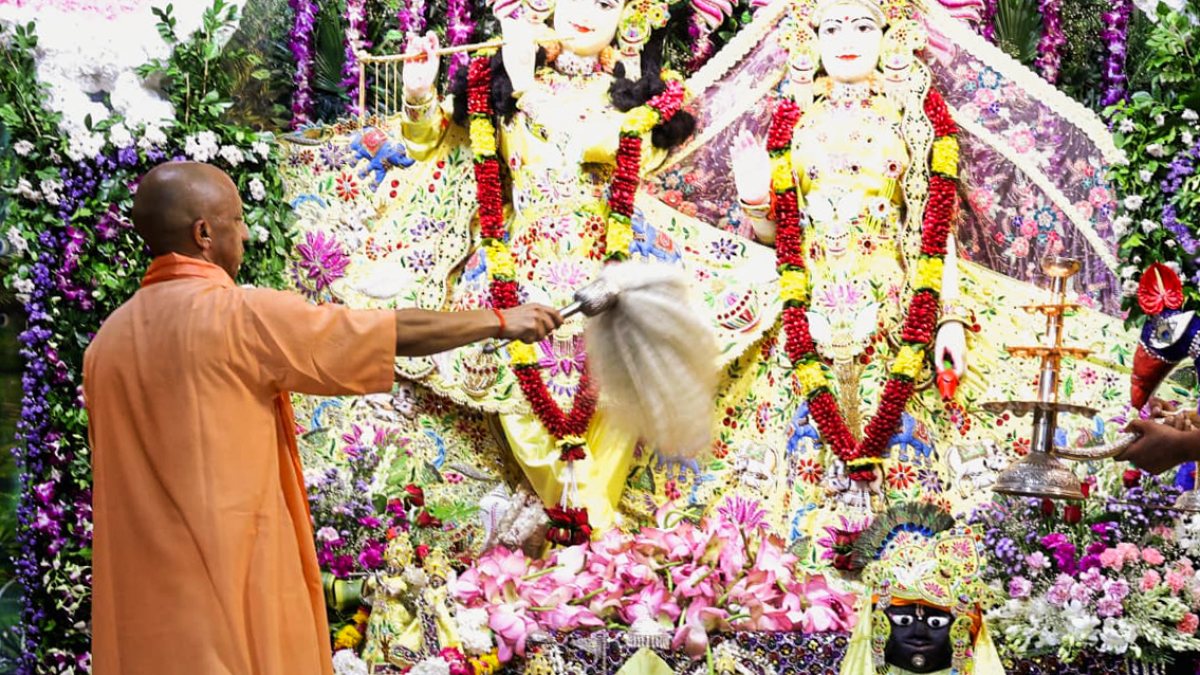 Yogi Adityanath offers prayers at Krishna Janmabhoomi Temple