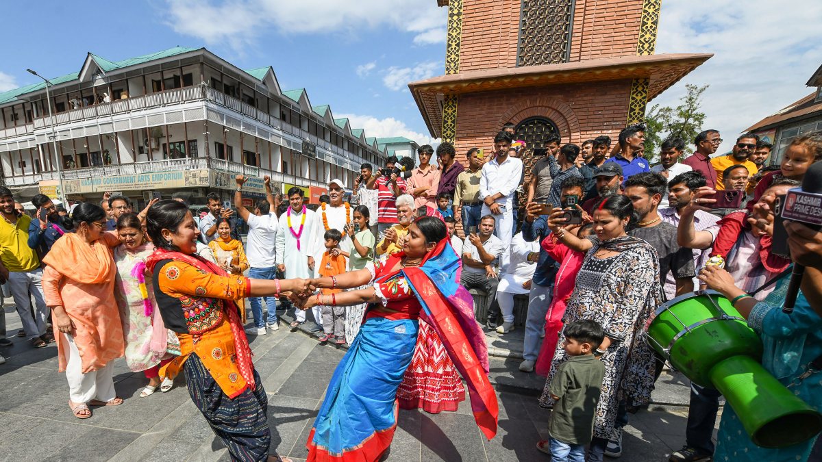 Kashmir women dance at Krishna Janmashtami procession in Srinagar