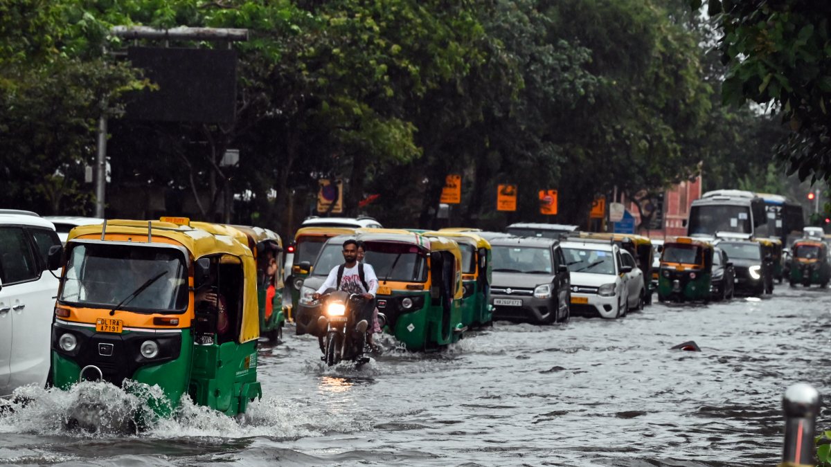 Heavy rains inundate Delhi streets, commuters face waterlogging