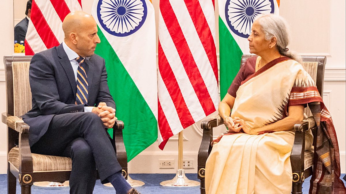 Finance minister meets BNY Mellon COO in New York