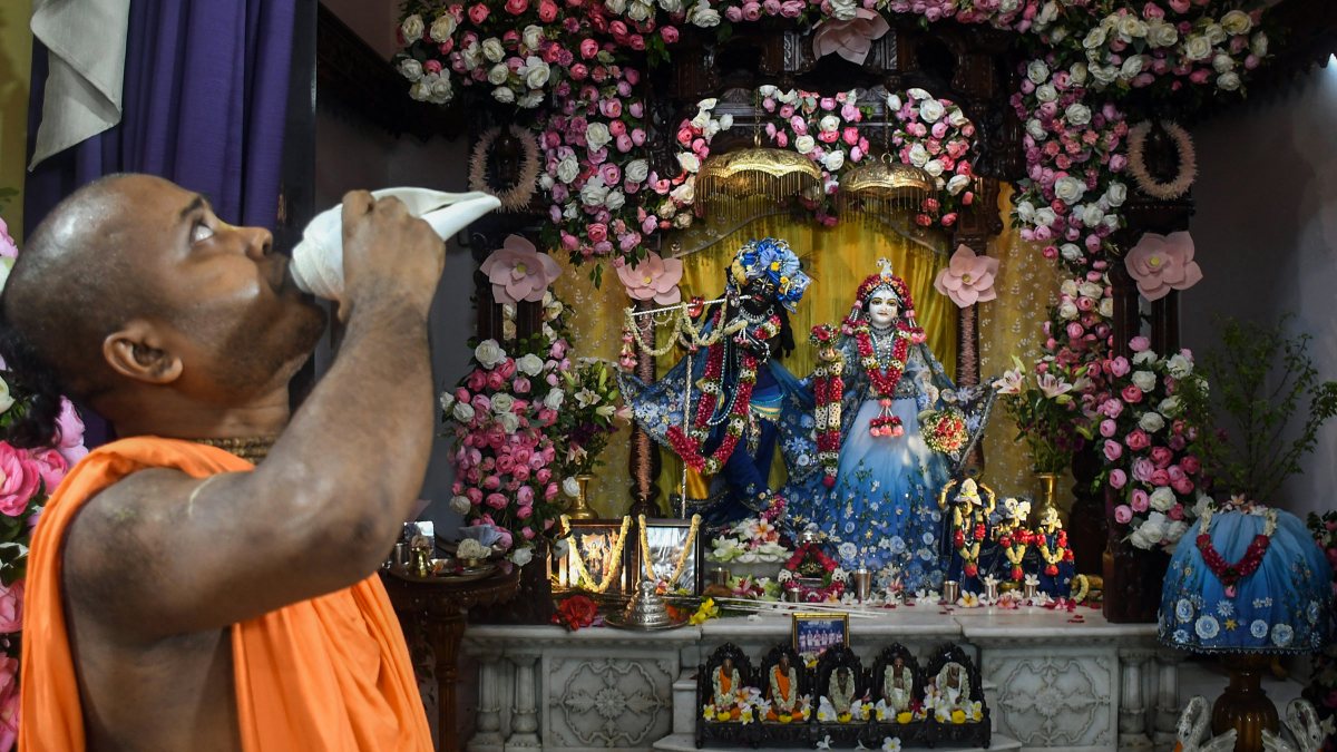 Priest blows conch at ISKCON Janmashtami celebrations in Guwahati