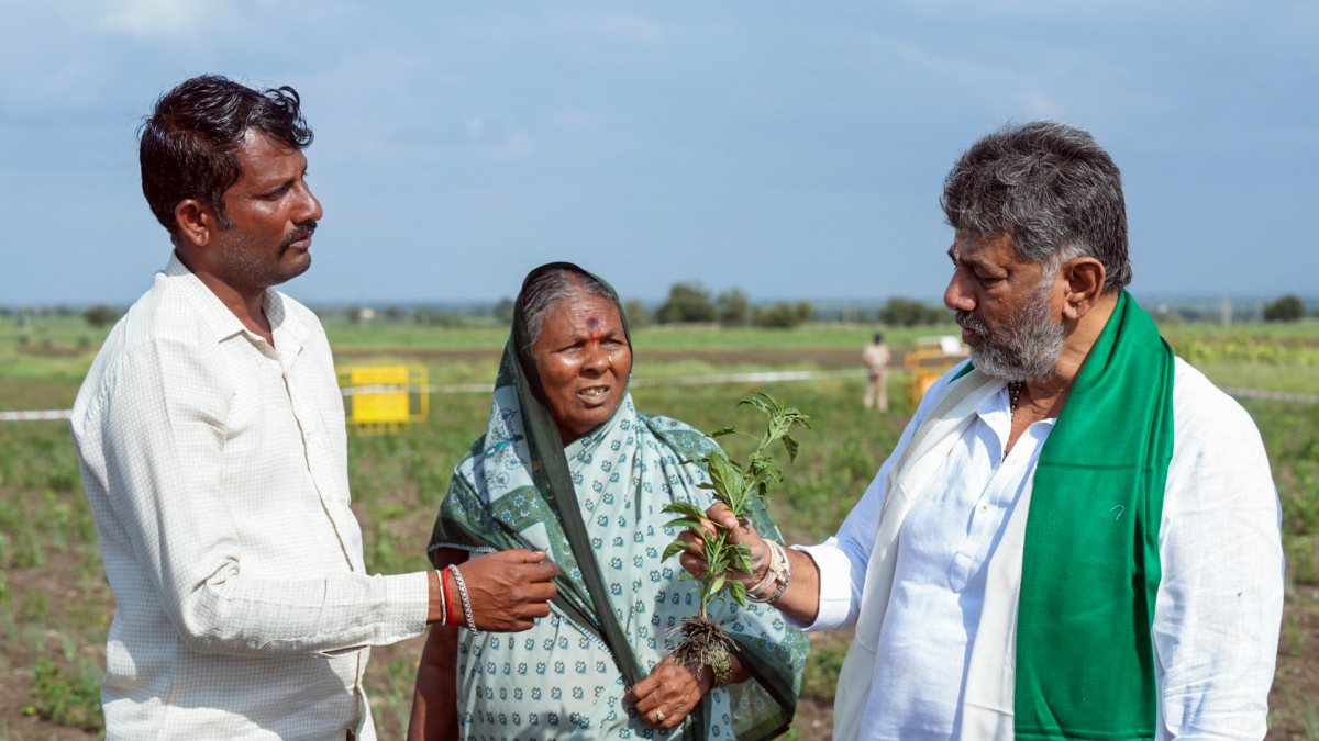 Karnataka CM inspects drought-hit farms in Bagalkot
